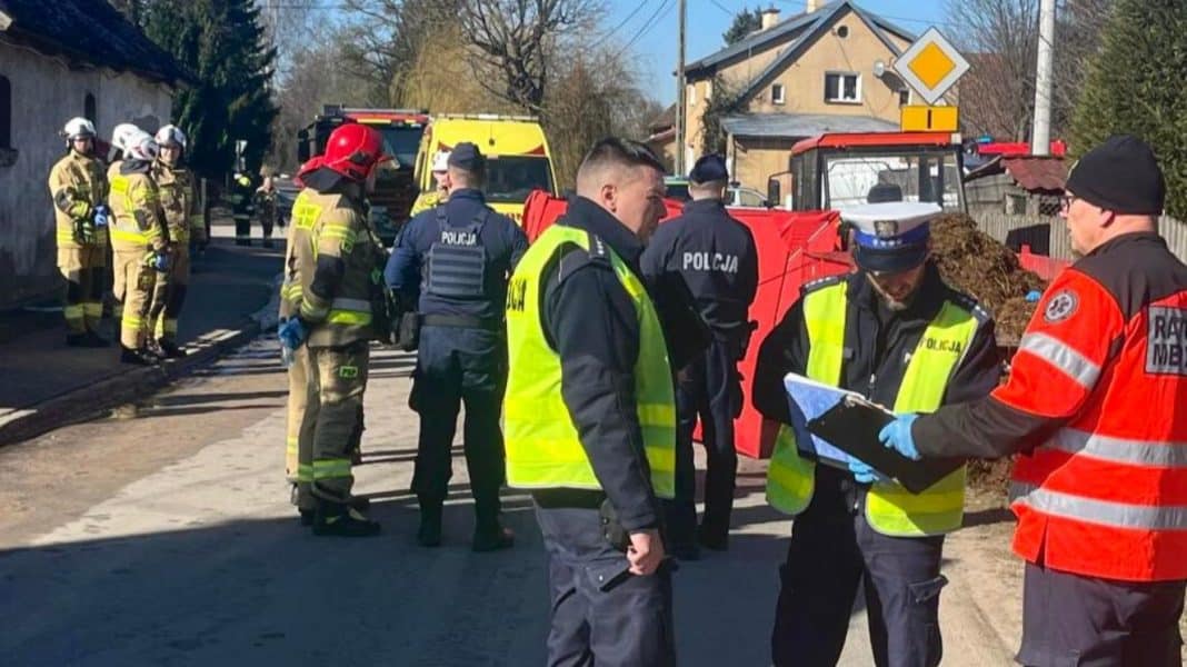 Na zdjęciu służby ratunkowe i policja na miejscu wypadku przy drodze, wok&oacute;ł rozłożone sprzęty i pojazdy ratunkowe.
