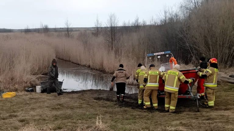Służby ratunkowe wyłowione ciało mężczyzny z jeziora Skomętno, trwają czynności wyjaśniające.
