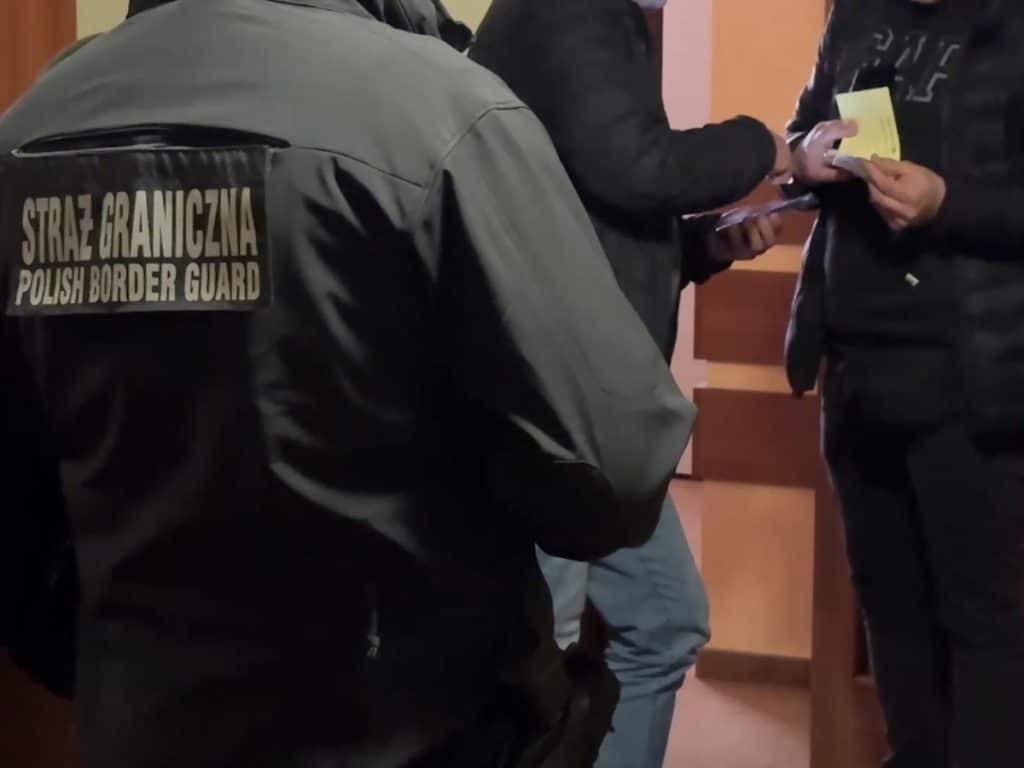 Funkcjonariusze Straży Granicznej podczas akcji na Warmii i Mazurach.