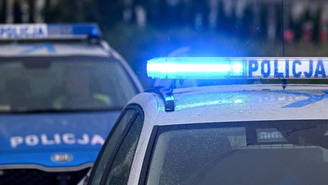 Policja i straż pożarna na miejscu zdarzenia w Elblągu, w tle row melioracyjny, w kt&oacute;rym znaleziono ciało.