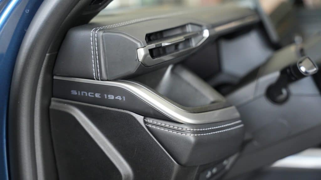 Zbliżenie na deskę rozdzielczą nowego Jeepa Compassa w Olsztynie, z widocznymi elementami technologii i designu.