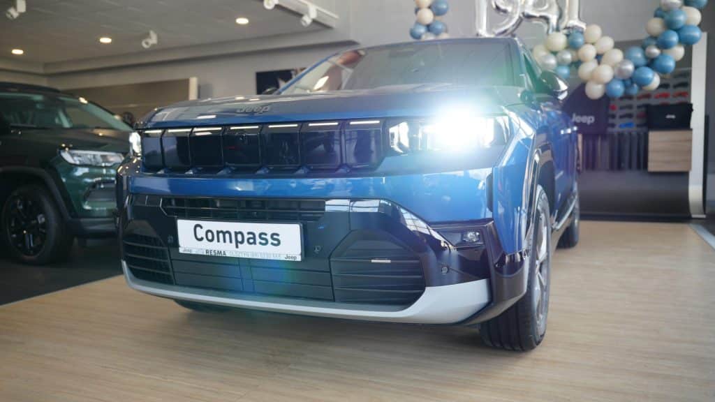Nowy Jeep Compass na wystawie w Olsztynie, z nowoczesnym designem i technologiami.