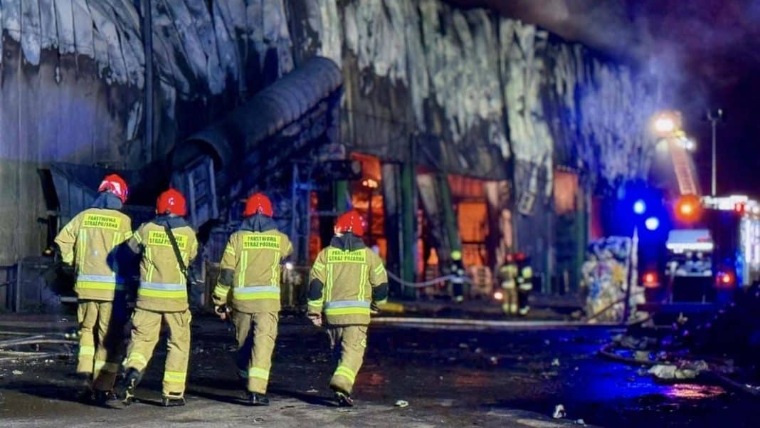 Strażacy gaszą pożar hali sortowni odpad&oacute;w w Elblągu w nocy.