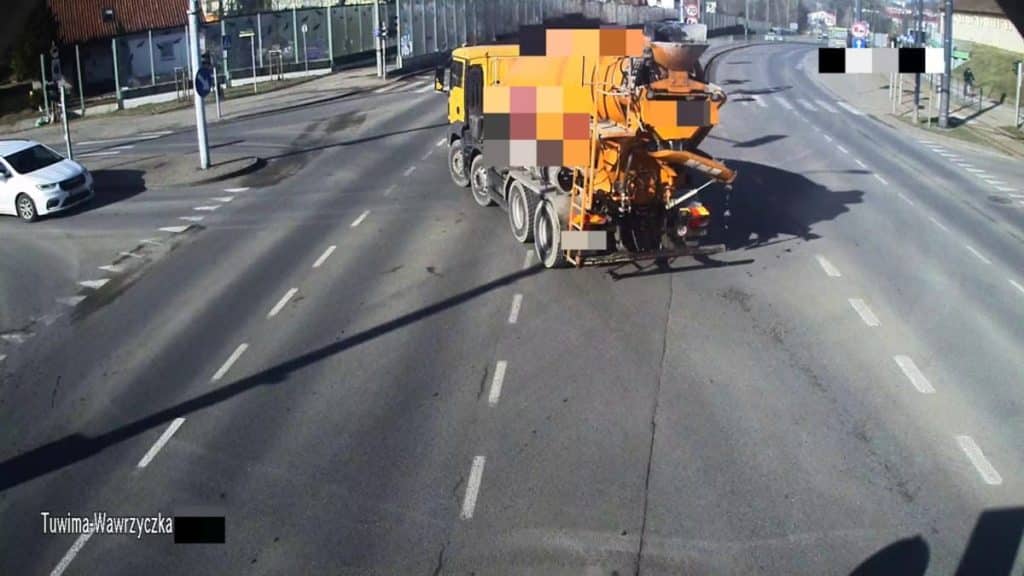 Betoniarka wylała beton na ruchliwej ulicy w Olsztynie podczas manewru skrętu.