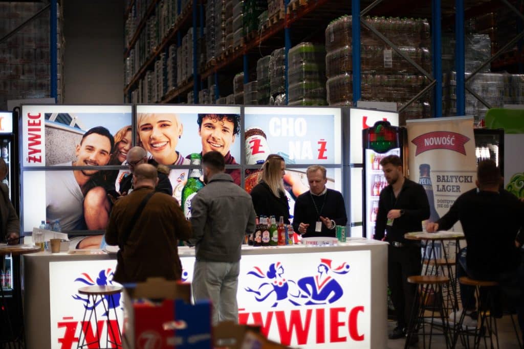 Stoisko z napojami i rozmowy uczestnik&oacute;w podczas targ&oacute;w w Gdańsku.