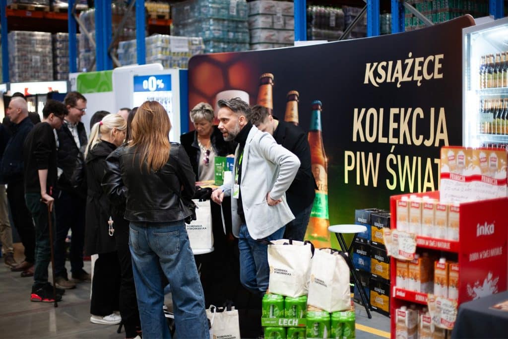 Tłum uczestnik&oacute;w na stoisku z piwem podczas targ&oacute;w w Gdańsku, rozmowy i prezentacje produkt&oacute;w.