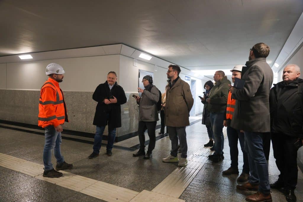 Przejście podziemne z windami na stacji kolejowej w Ostr&oacute;dzie, grupa os&oacute;b podczas wizyty inspekcyjnej.