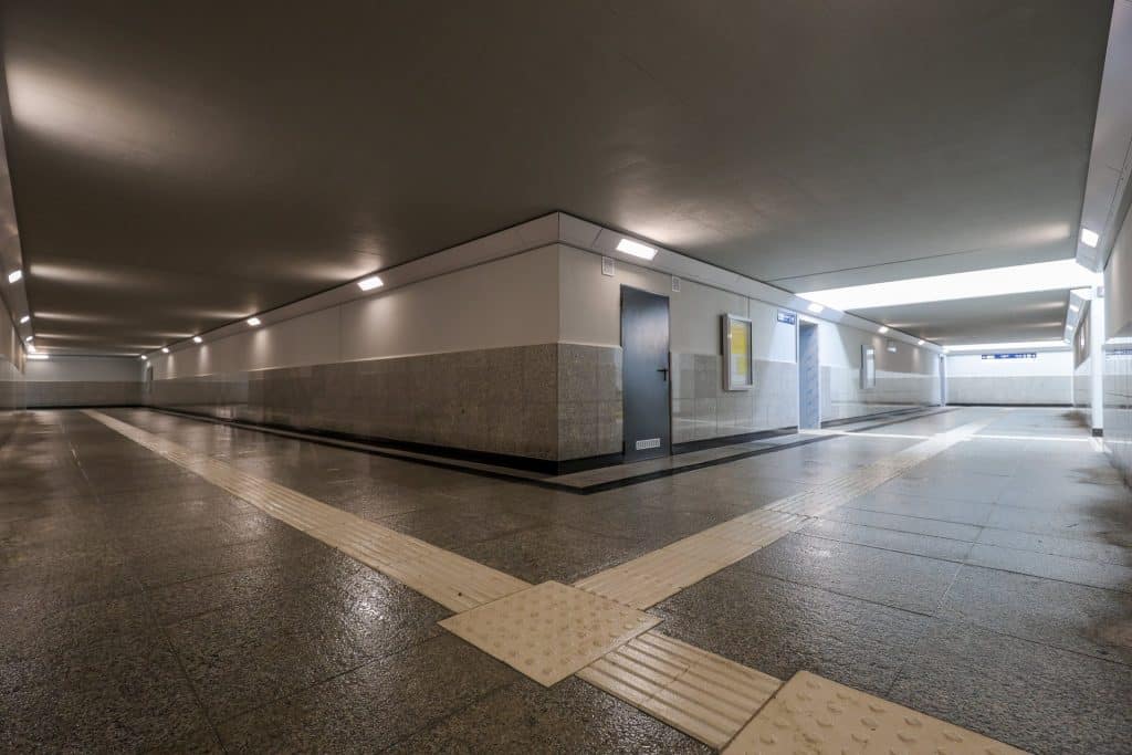 Nowoczesne przejście podziemne z windami na stacji kolejowej w Ostr&oacute;dzie, poprawiające dostępność dla pasażer&oacute;w.