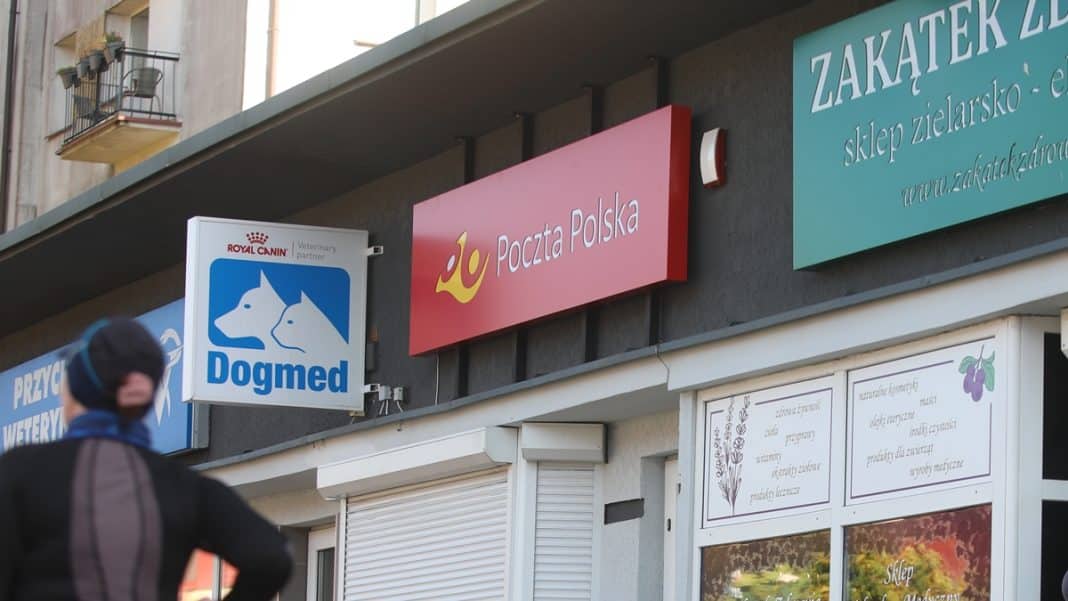 Widok z zewnątrz na plac&oacute;wki pocztowe i sklep zoologiczny na budynku.