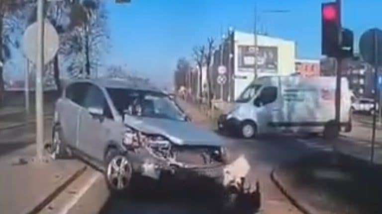 Zdjęcie z wypadku na skrzyżowaniu, samoch&oacute;d osobowy po zderzeniu z ciężar&oacute;wką, uszkodzenia pojazd&oacute;w.