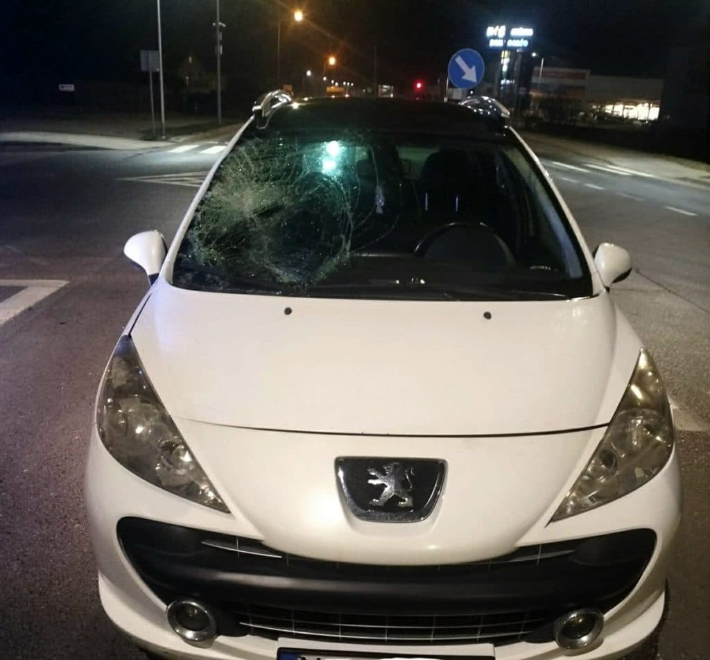 Uszkodzony samoch&oacute;d na przejściu dla pieszych po wypadku w Iławie, widoczny uszkodzony przedni lewy narożnik.