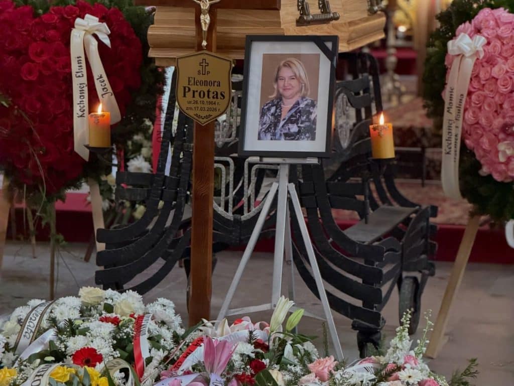 Kremacja zmarłej Eleonory Protas, otoczona kwiatami i zdjęciem na cmentarzu w Lidzbarku Warmińskim.