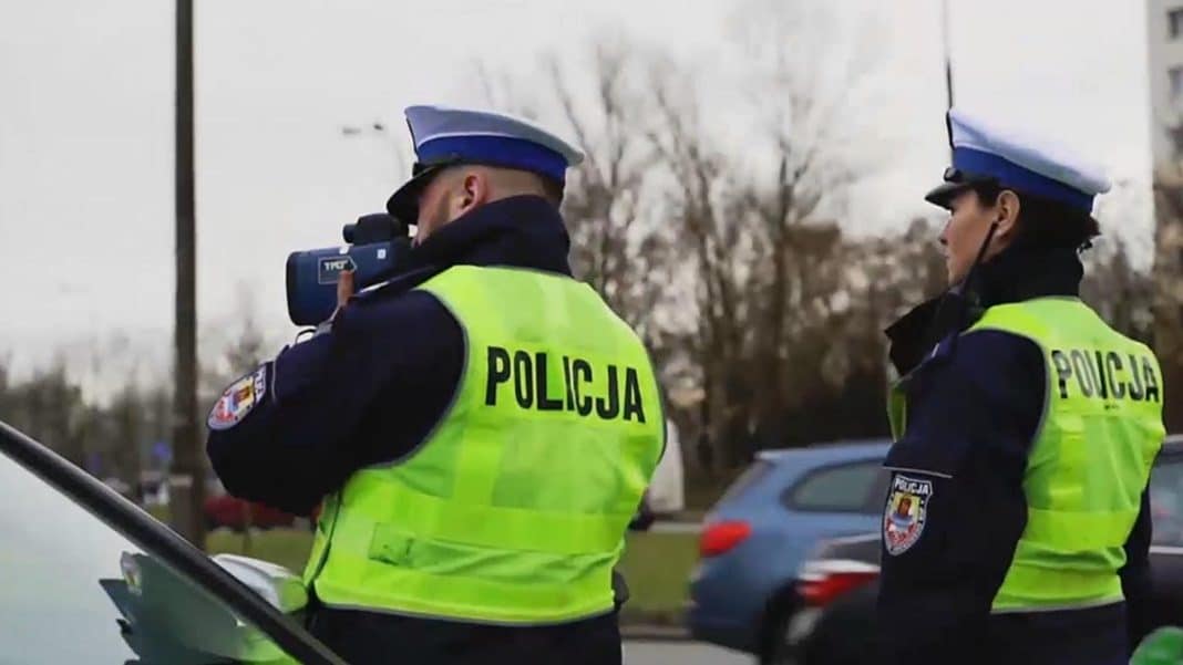 Policjanci z grupy SPEED podczas kontroli na ulicy Towarowej w Olsztynie.