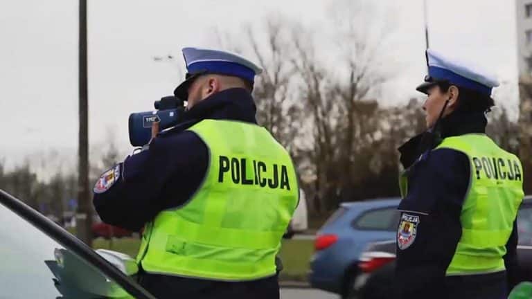 Policjanci z grupy SPEED podczas kontroli na ulicy Towarowej w Olsztynie.