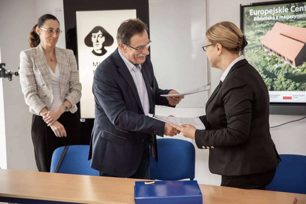 Osoby podczas podpisywania umowy przy okazji rozpoczęcia inwestycji w Fromborku.