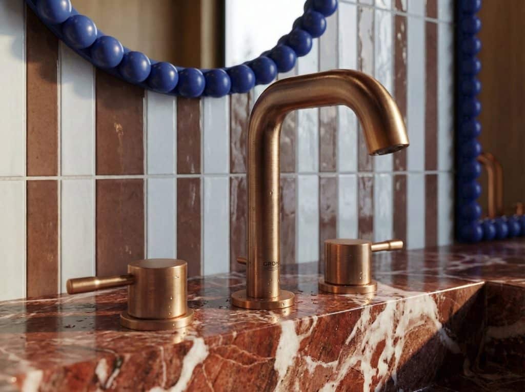 Zbliżenie na nowoczesny miedziany kran w kuchni z tłem w stylu industrialnym.