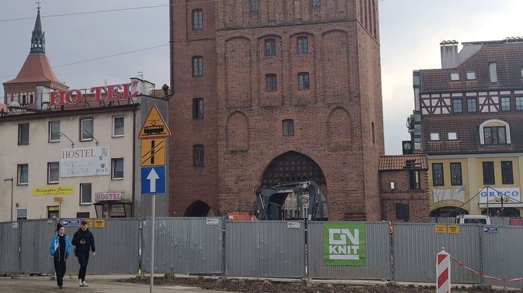 Teren przy Wysokiej Bramie w Olsztynie ogrodzony, widoczna budowa i prace remontowe na miejscu dawnej dziury.