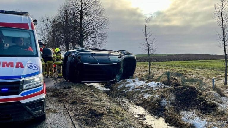 Samoch&oacute;d osobowy dachował na drodze wojew&oacute;dzkiej, służby ratunkowe na miejscu zdarzenia.