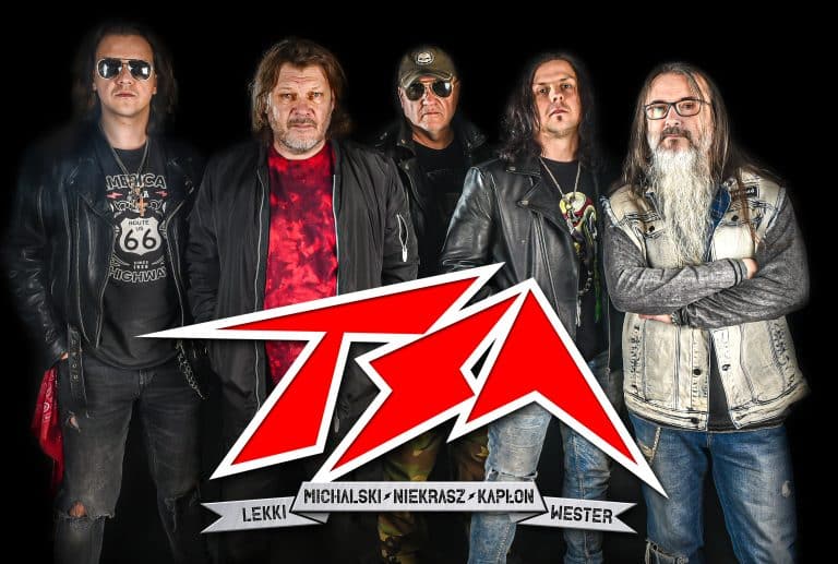 Zdjęcie zespołu muzycznego TSA w czerni, z logo na pierwszym planie, na tle czarnego tła.