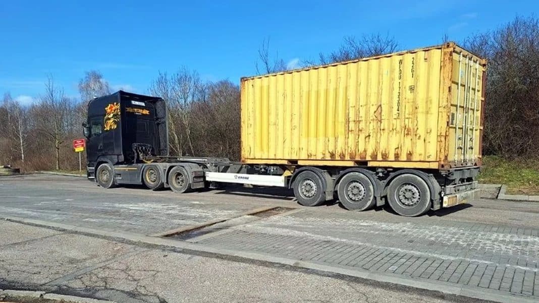 Ciężar&oacute;wka zatrzymana na drodze krajowej 53 podczas kontroli drogowej na Mazurach.