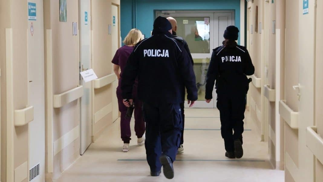 Policjanci prowadzący zatrzymanie w plac&oacute;wce medycznej w Braniewie.