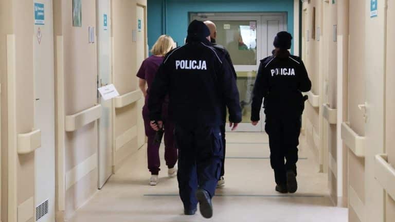 Policjanci prowadzący zatrzymanie w plac&oacute;wce medycznej w Braniewie.