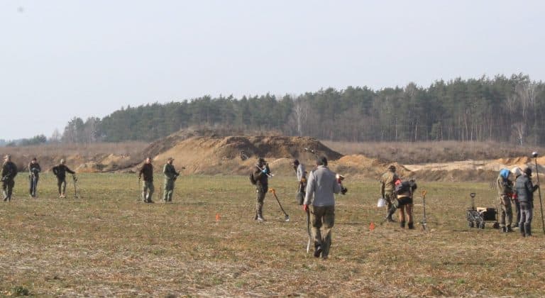 Grupa archeolog&oacute;w na wykopaliskach w otwartym terenie na Warmii i Mazurach, poszukująca zabytk&oacute;w sprzed 600 lat.