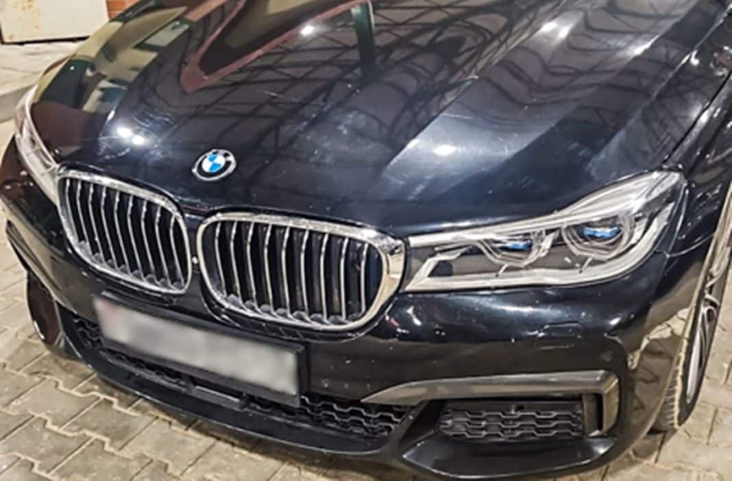 Czarne BMW z widocznymi zmienionymi tablicami rejestracyjnymi na granicy polsko-rosyjskiej.