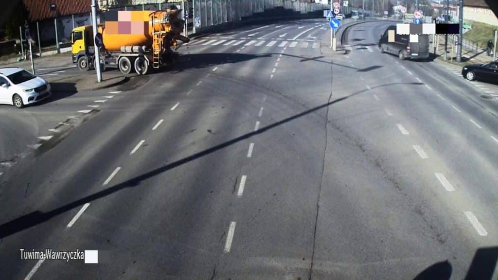 Betoniarka wylała beton na ruchliwej ulicy w Olsztynie, tworząc zagrożenie dla kierowc&oacute;w.