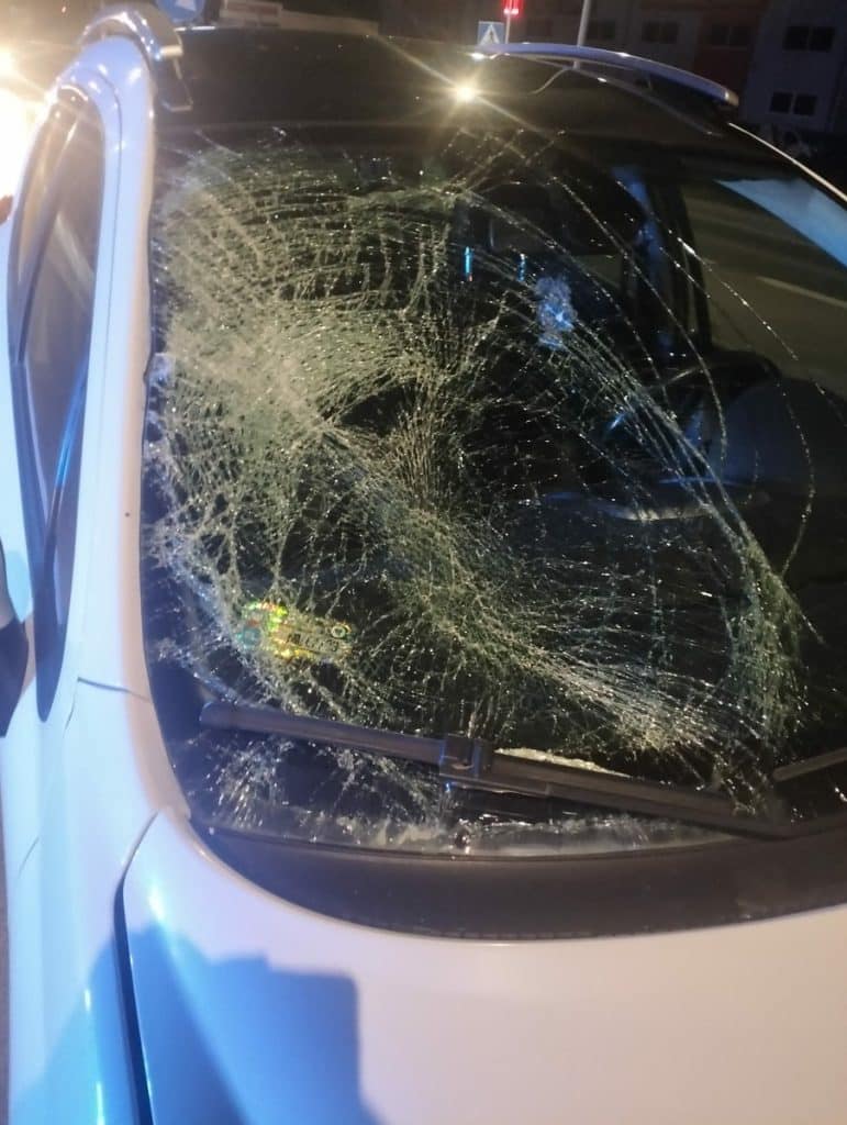 Uszkodzony samoch&oacute;d z rozbitym przednim szybą po wypadku na przejściu dla pieszych w Iławie.