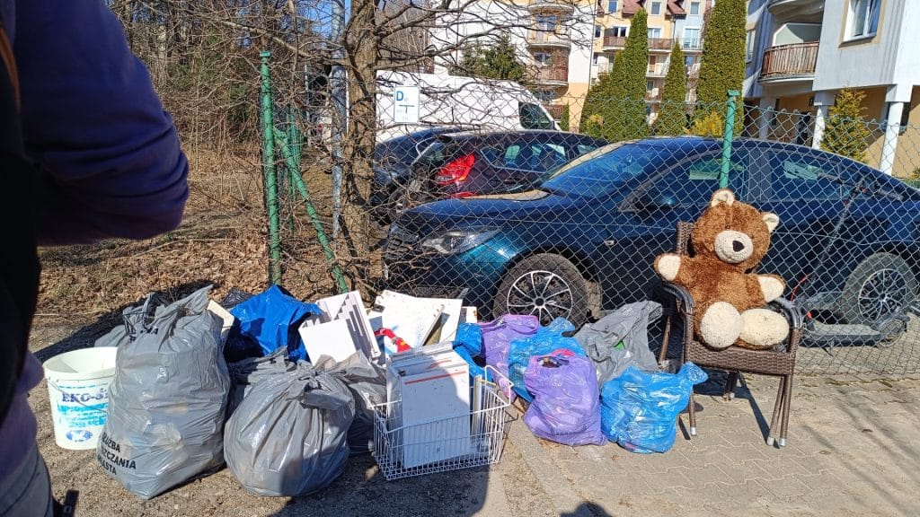 Zbi&oacute;rka śmieci w Lasku Pieczewskim z udziałem mieszkańc&oacute;w i prezydenta Olsztyna.