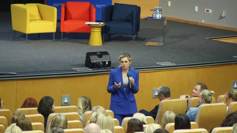 Minister edukacji przemawia do uczni&oacute;w i nauczycieli podczas wizyty w Olsztynie.