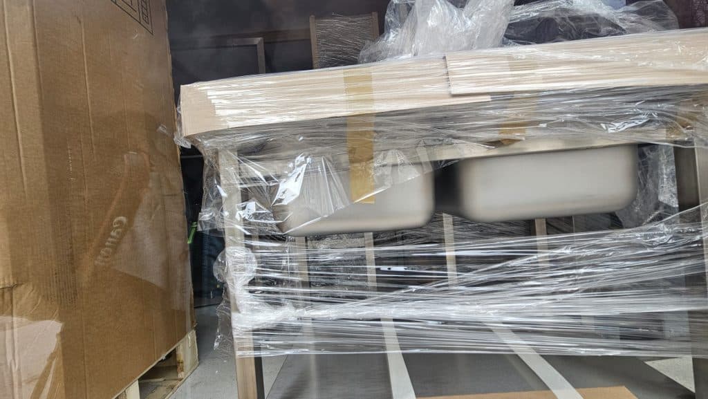 Zamknięte stoły i krzesła w pustym lokalu na olsztyńskiej Star&oacute;wce, przygotowane do zamknięcia lub remontu.