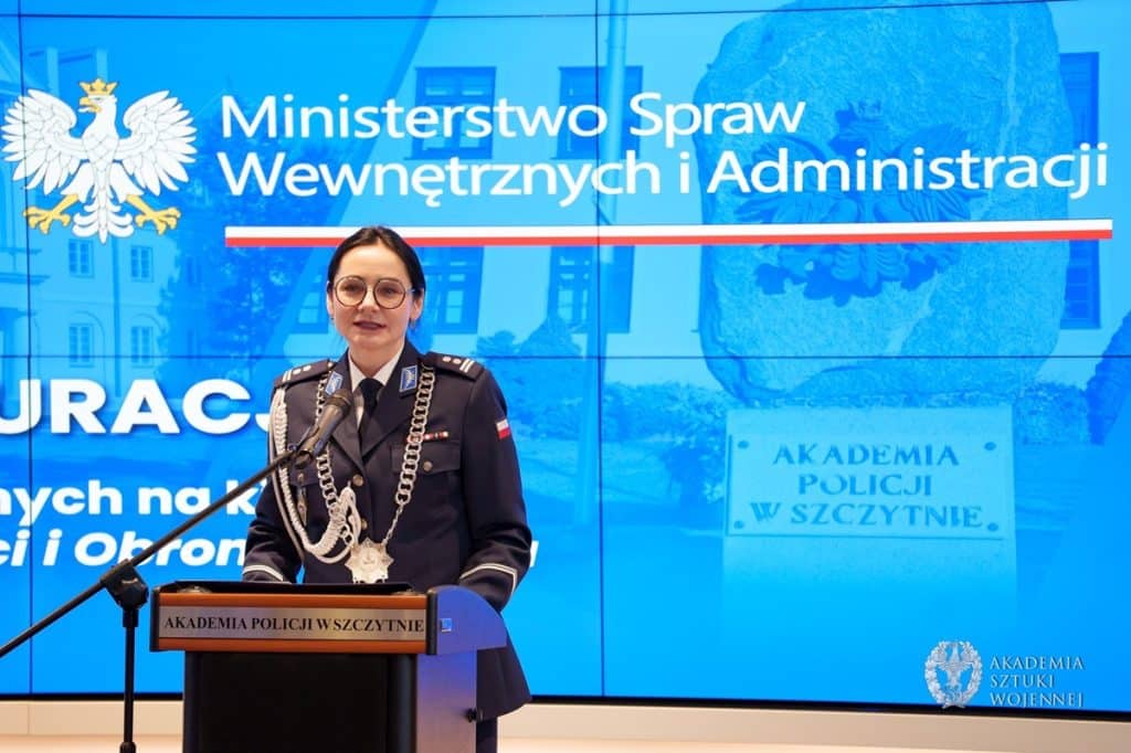 Policjantka przemawia podczas inauguracji nowego kierunku studi&oacute;w na uczelni wojskowej.