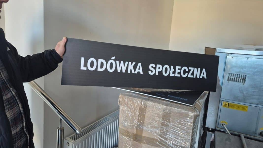 Lod&oacute;wka społeczna ustawiona w przestrzeni publicznej, z napisem 'Lod&oacute;wka społeczna' na froncie.
