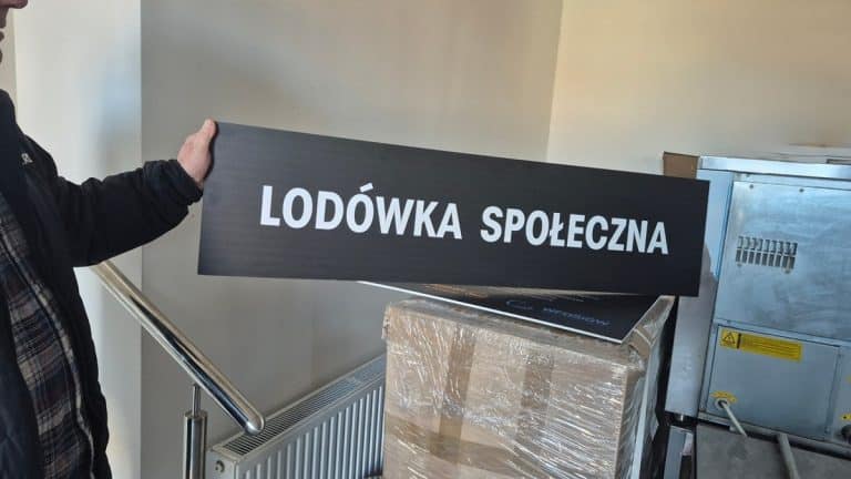 Lod&oacute;wka społeczna ustawiona w przestrzeni publicznej, z napisem 'Lod&oacute;wka społeczna' na froncie.