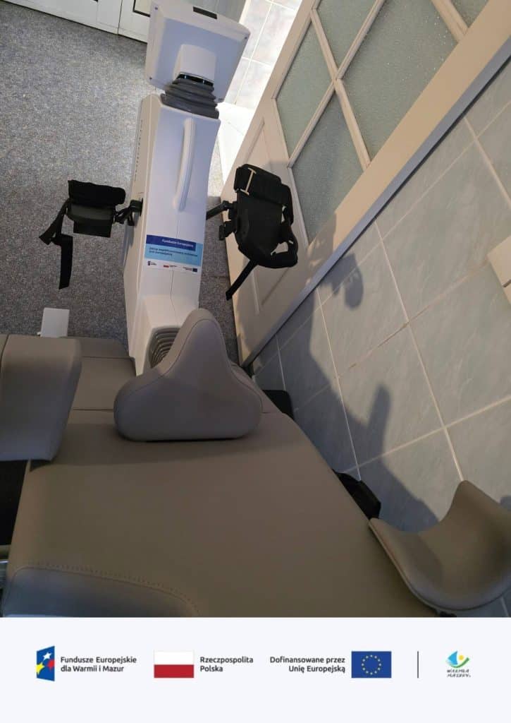 Nowoczesny sprzęt diagnostyczny w poradni szpitala w Olsztynie, na tle ściany i okna.