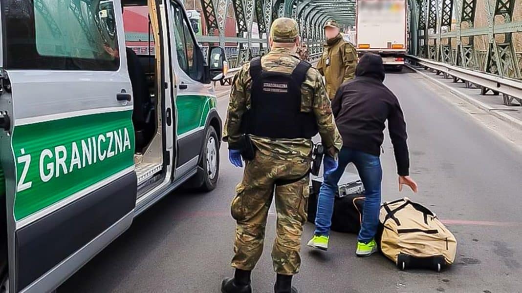 Funkcjonariusze Straży Granicznej i policji na moście podczas kontroli cudzoziemc&oacute;w.