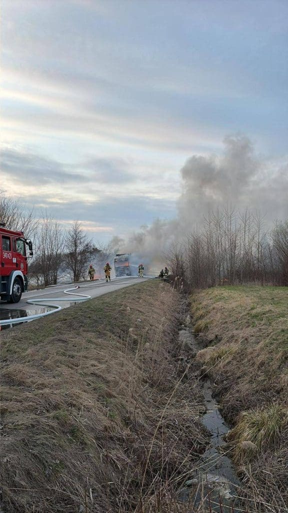 Pożar ciężar&oacute;wki na ul. Mazurskiej w Elblągu, widoczne płomienie i strażacy gaszący ogień.