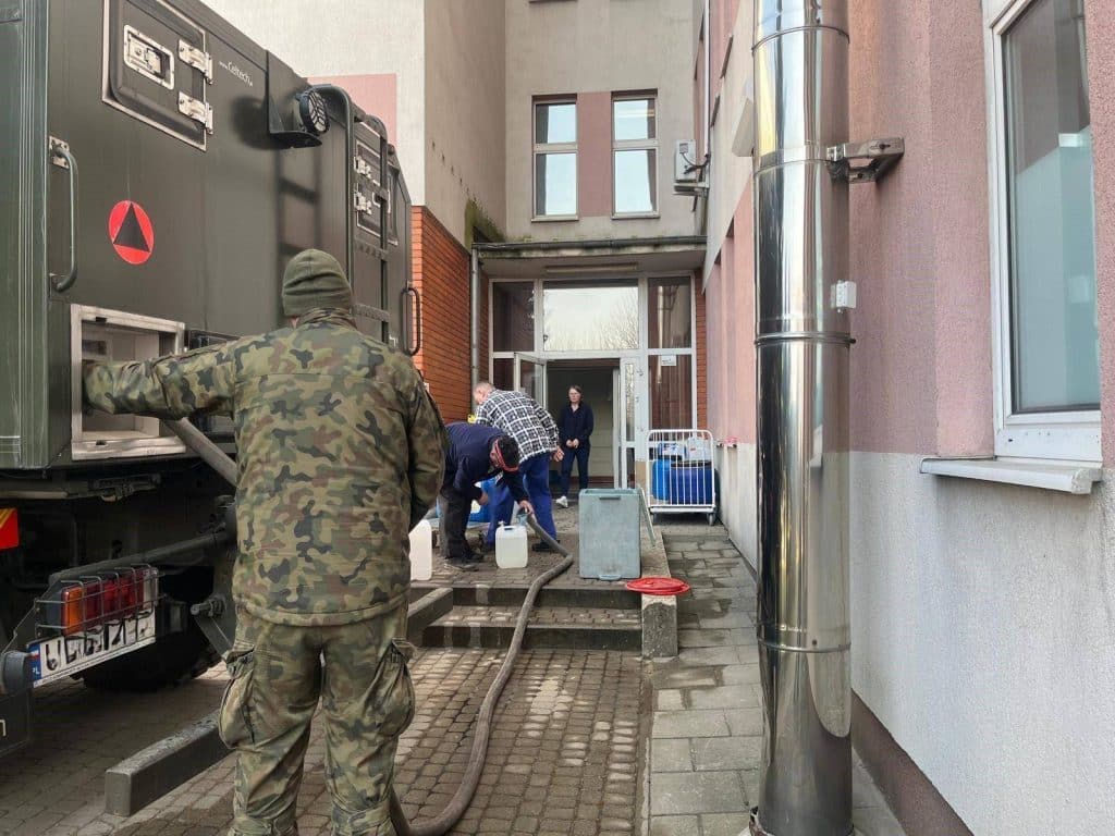 Wojsko i mieszkańcy w Olecku podczas działań związanych z dostarczaniem wody po skażeniu.