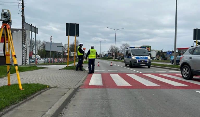 Policjanci na miejscu zdarzenia przy przejściu dla pieszych w Działdowie.