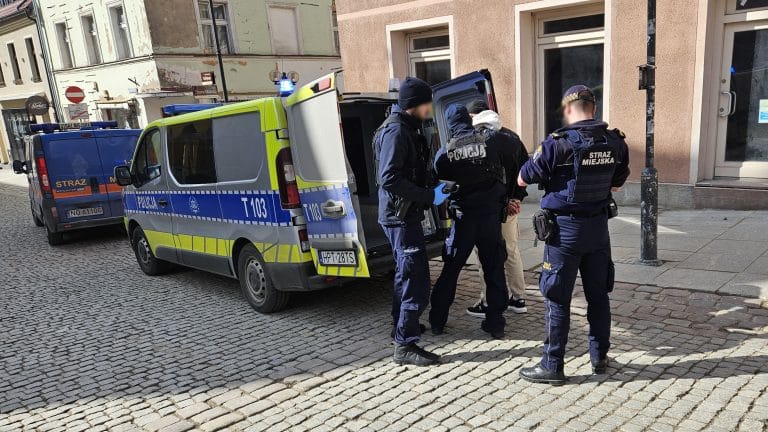 Policjanci i straż miejska na olsztyńskiej star&oacute;wce podczas interwencji związanej z poszukiwanym 23-latkiem.
