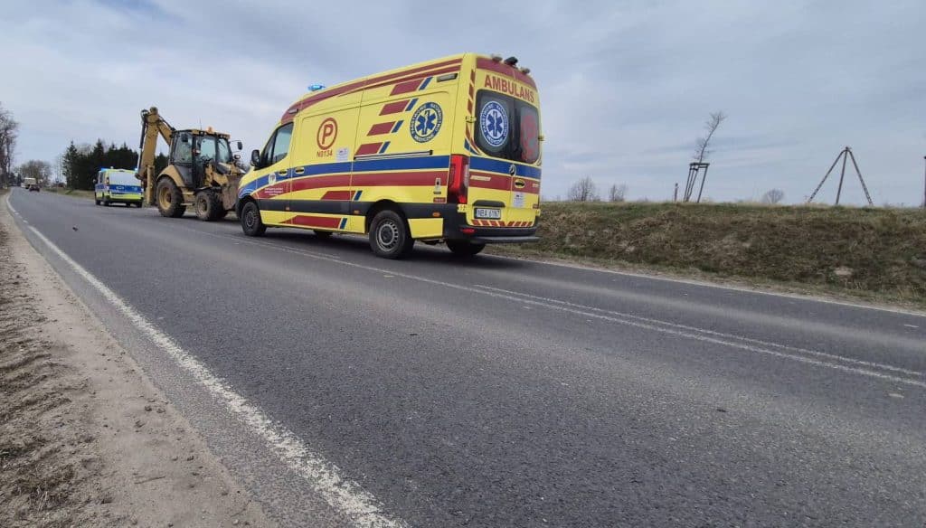 Samoch&oacute;d osobowy zderzył się z koparką na drodze, na miejscu pracują służby ratunkowe.