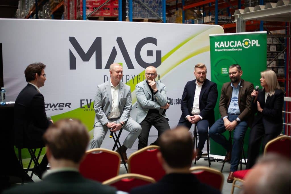 Panel dyskusyjny podczas targ&oacute;w w Gdańsku, uczestnicy rozmawiają na scenie.