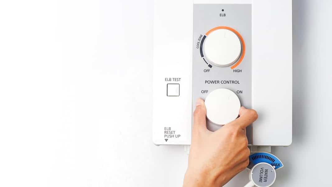 Elektryczny kocioł centralnego ogrzewania z pokrętłami regulacji temperatury i przyciskami sterowania.