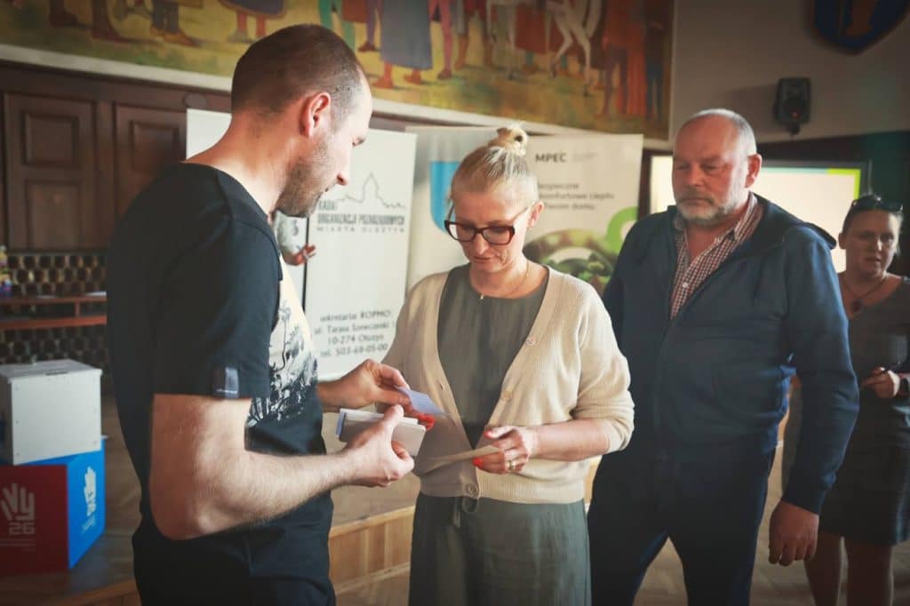 Osoby podczas głosowania na forum organizacji pozarządowych w Olsztynie.