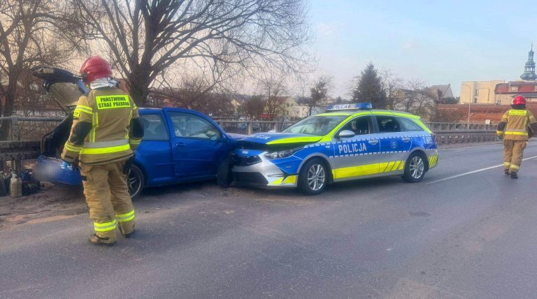 Wypadek na moście w Nowym Mieście Lubawskim, samoch&oacute;d zderzył się z radiowozem, na miejscu służby ratunkowe.