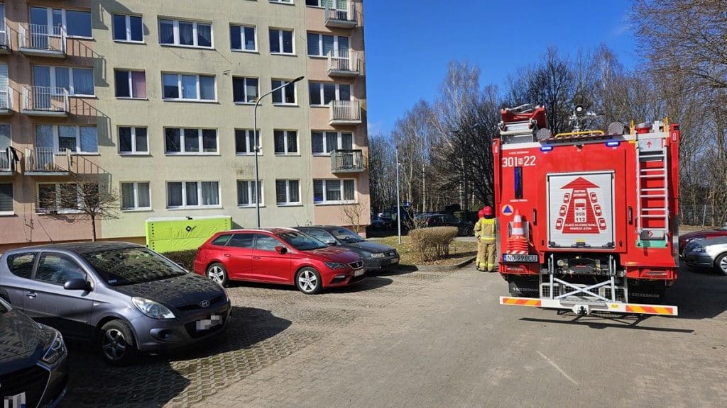 Służby ratunkowe na osiedlu w Olsztynie podczas interwencji w związku z zagrożeniem samob&oacute;jczym mężczyzny.