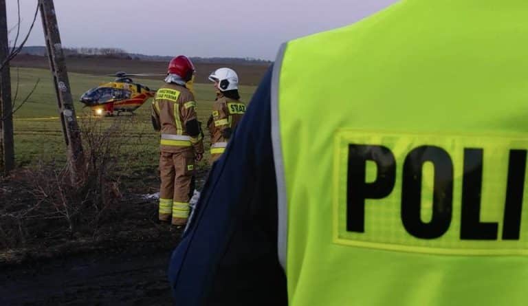 Na prywatnej posesji w Ostr&oacute;dzie samoch&oacute;d stoczył się i przygni&oacute;tł mężczyznę, ratownicy na miejscu.