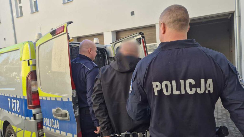 Policjanci zatrzymują podejrzanego podczas nocnej akcji w wojew&oacute;dztwie warmińsko-mazurskim.